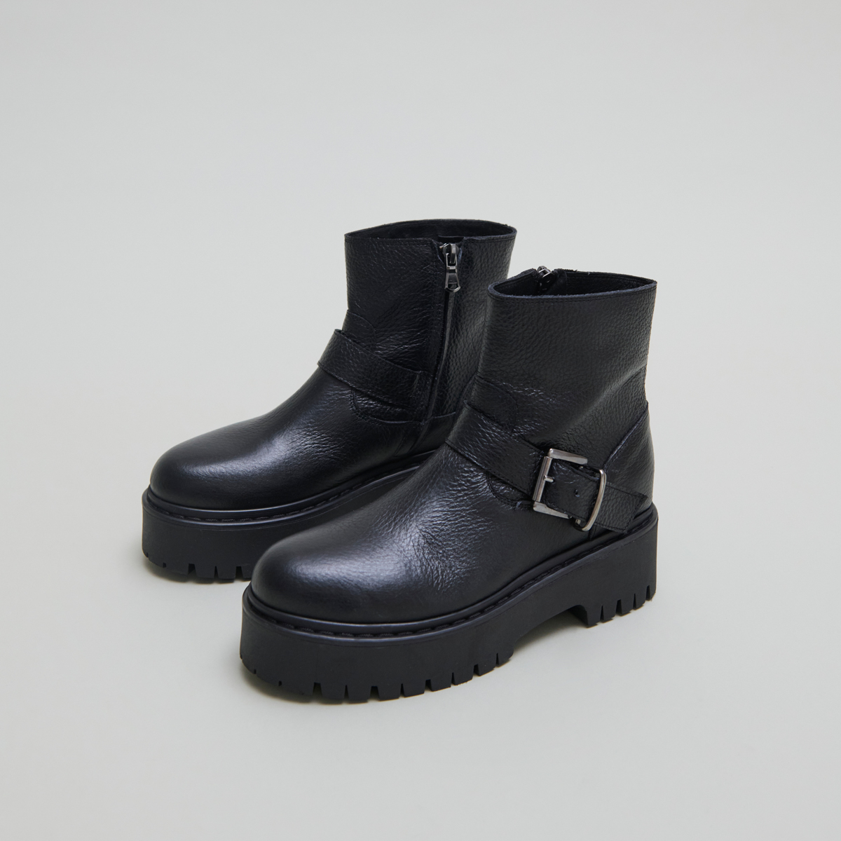 Boots à semelles crantées et boucles in black grained leather | RANA