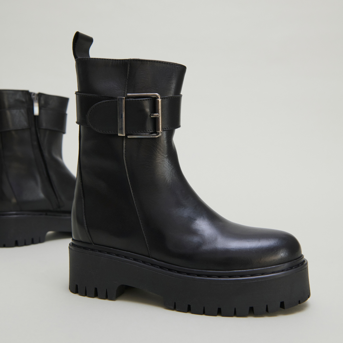 Bottines à semelles crantées in black leather | RANDY