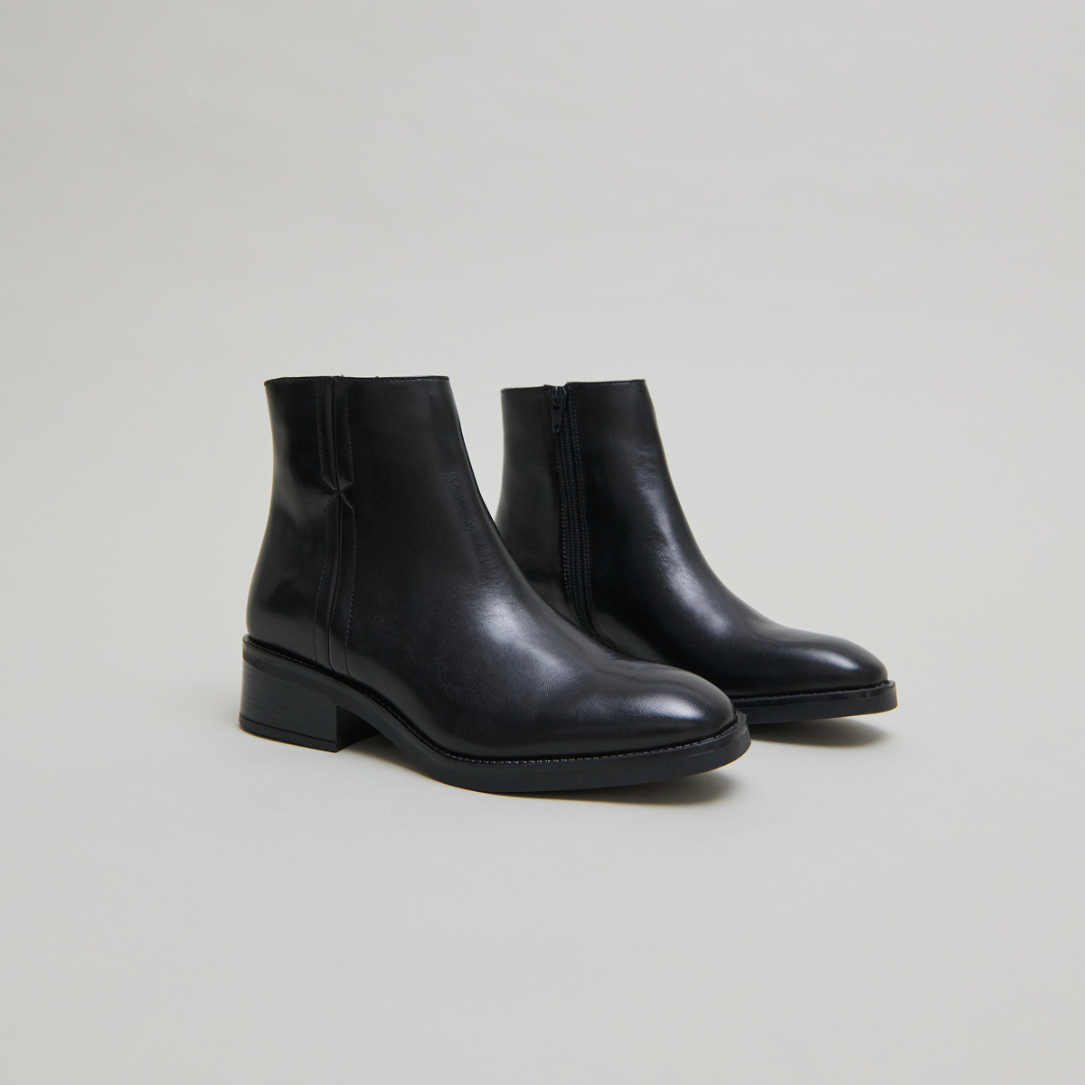 Lowboots with elastics in black leather | GAB