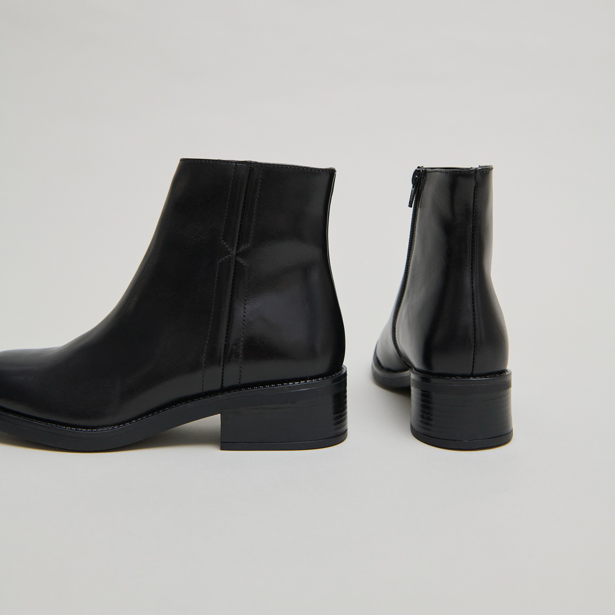 Lowboots with elastics in black leather | GAB