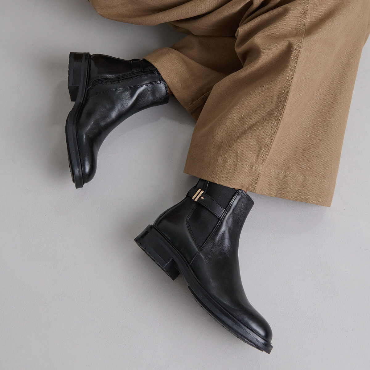 Boots basses à talons crantés in black leather | GABIN