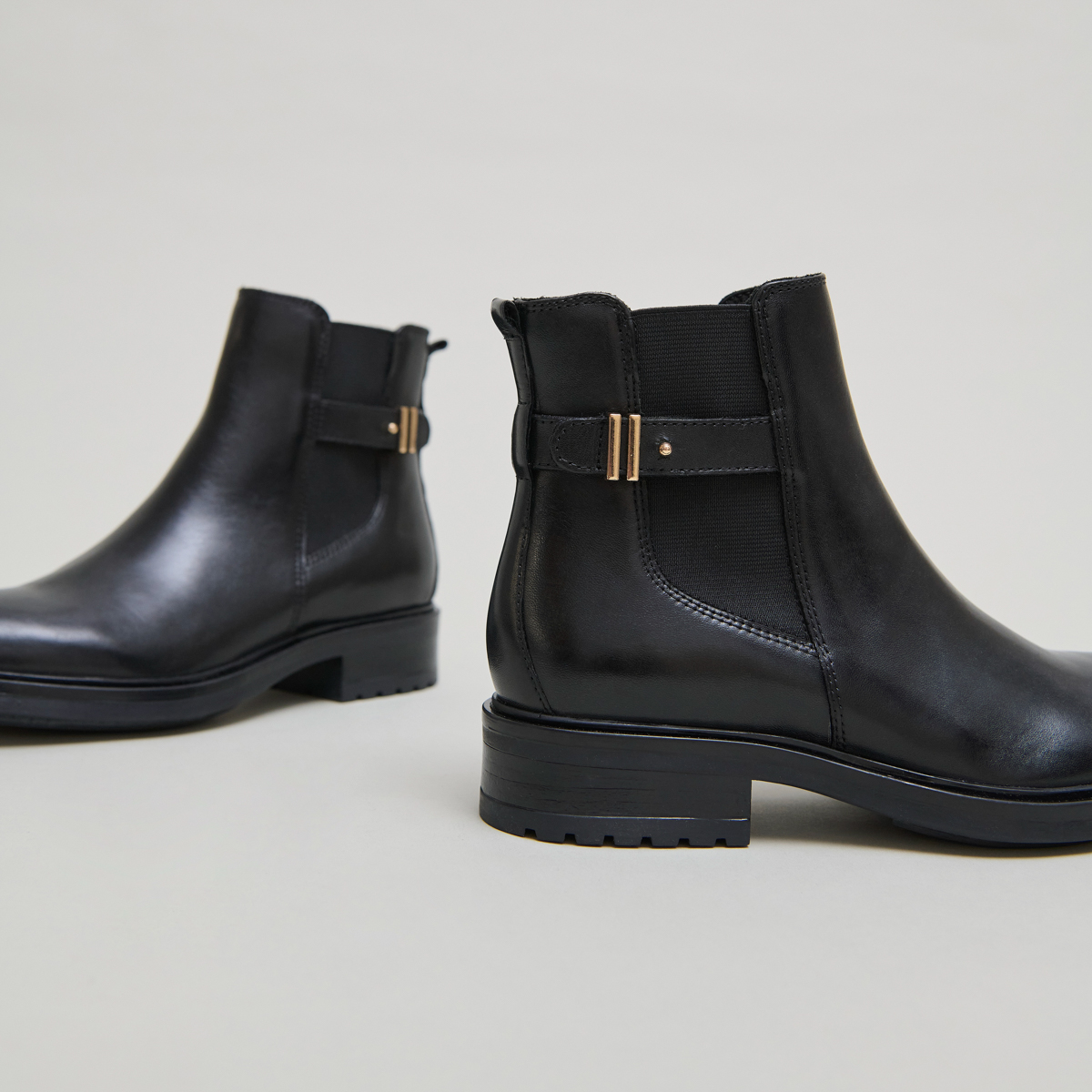 Boots basses à talons crantés in black leather | GABIN