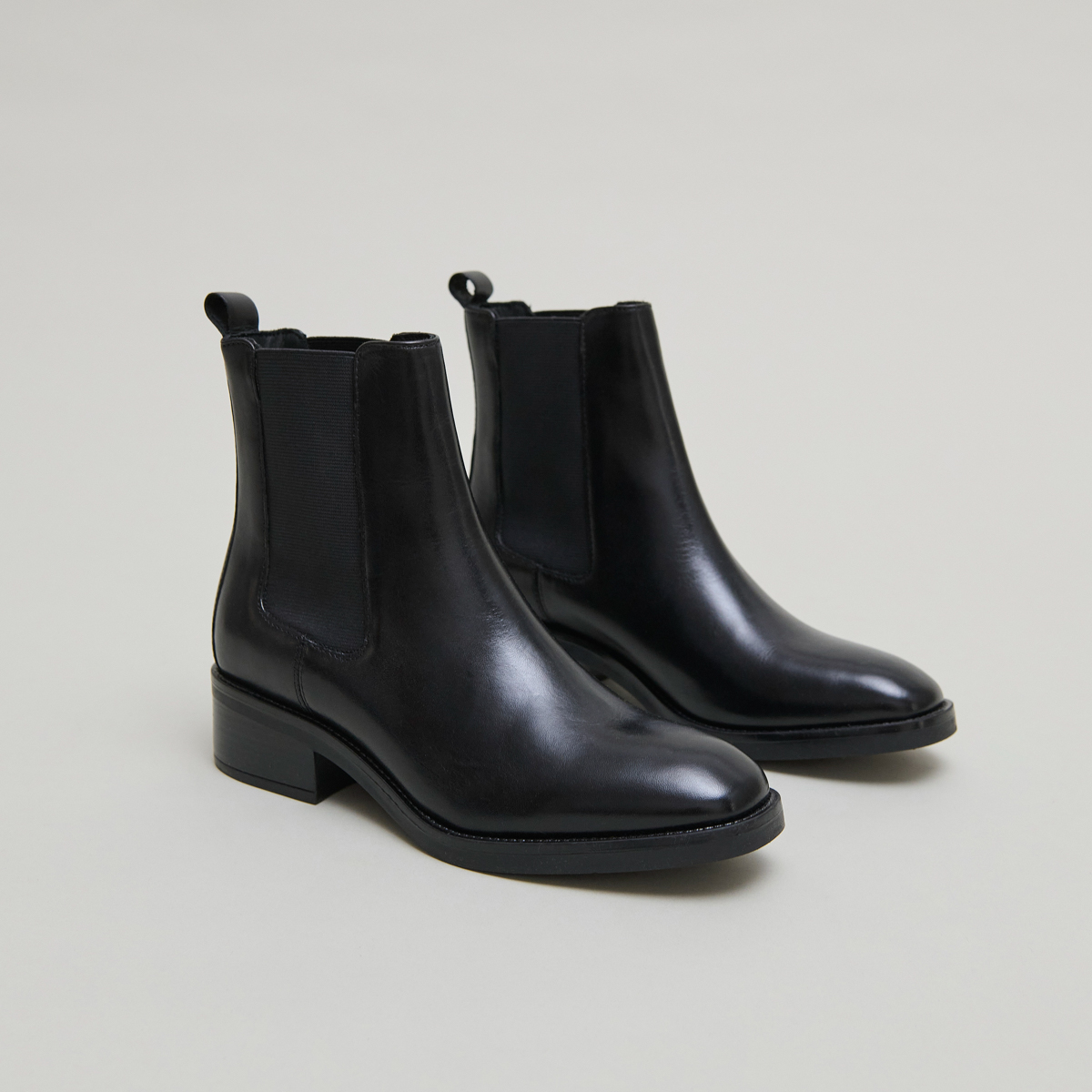 Boots à élastiques in black leather | GABRIELLE