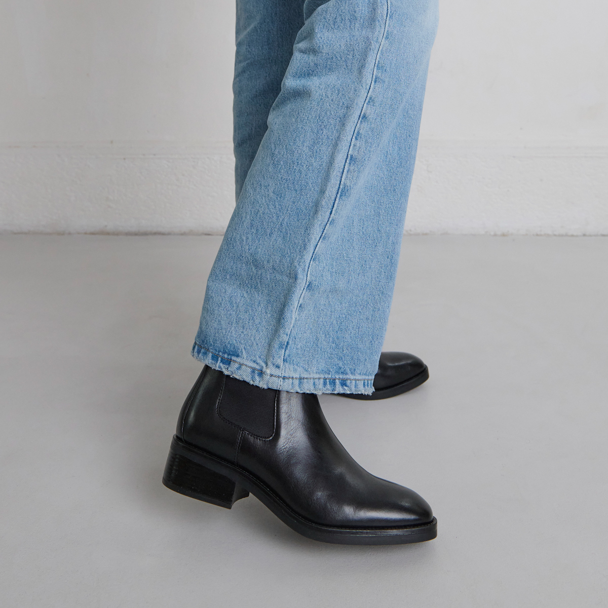 Boots à élastiques in black leather | GABRIELLE