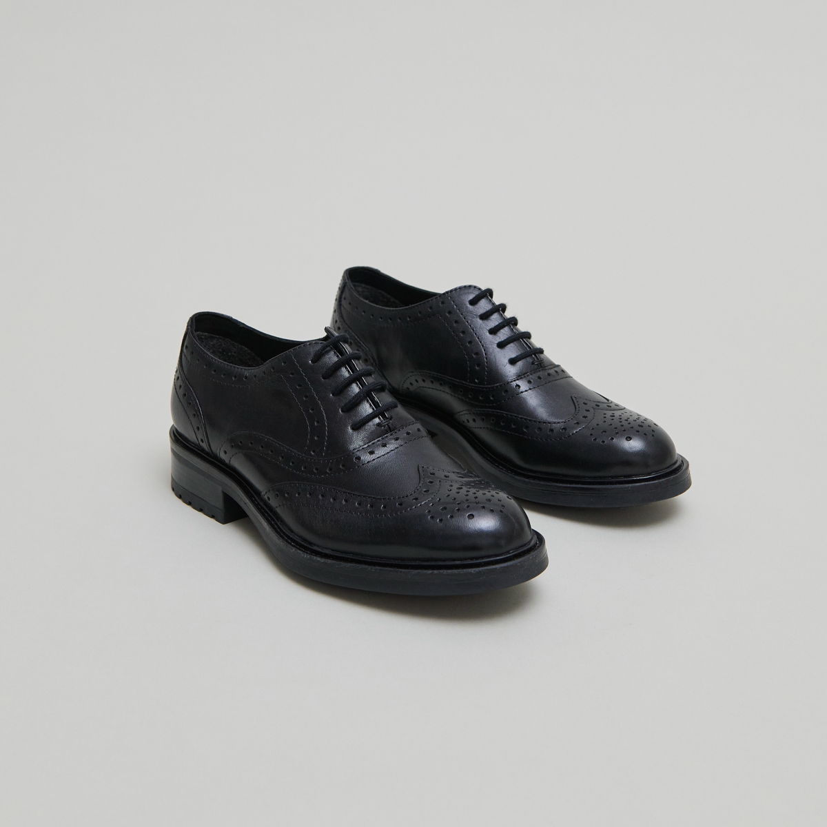 Richelieus à détails ajourés in black leather | GAD