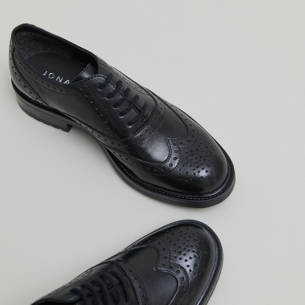 Richelieus à détails ajourés in black leather | GAD