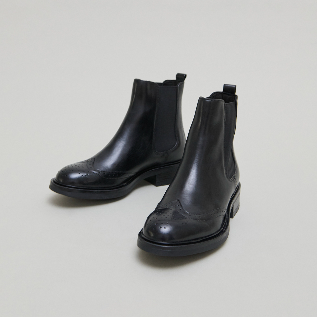 Lowboots with elastic straps and openwork details in black leather | GADDY