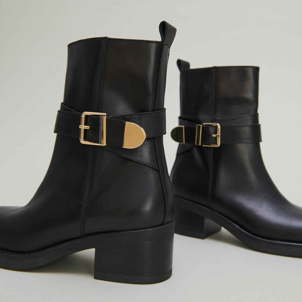 Bottines à boucles in black leather | IMA