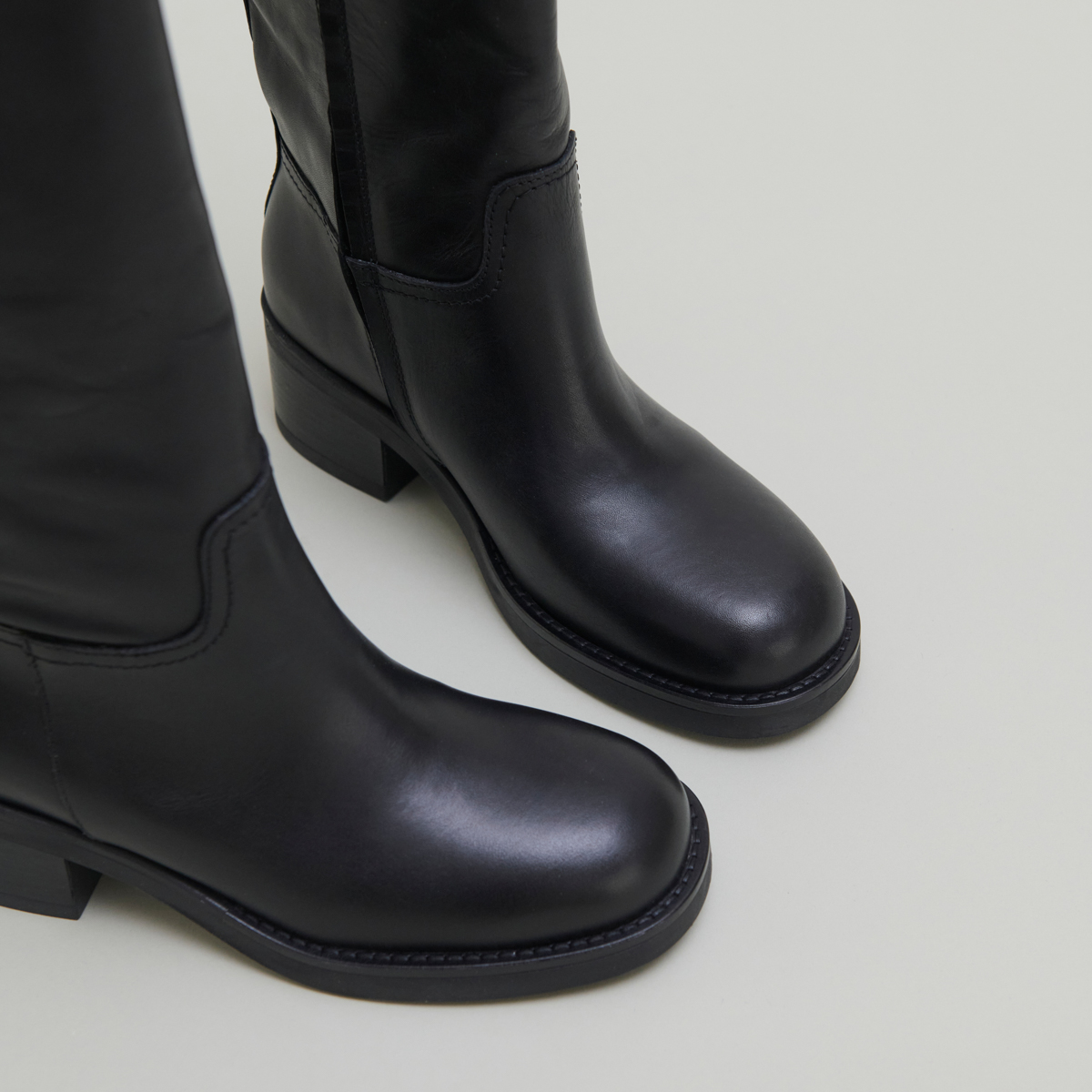 Bottes hautes à boucles in black leather | IRENA