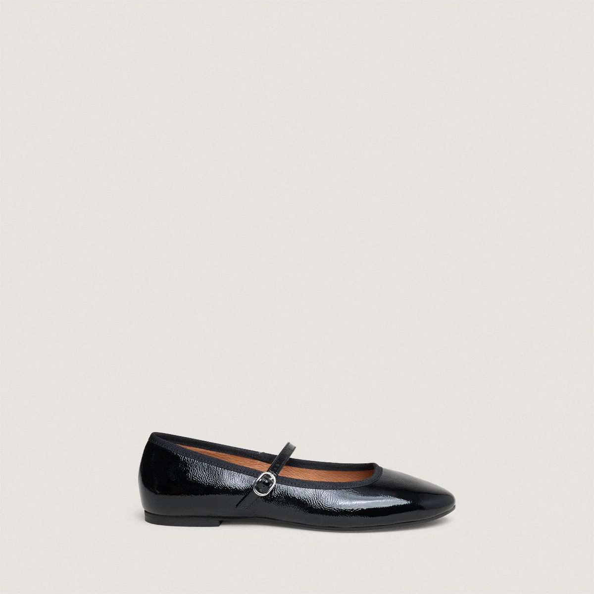 Ballet flats with straps in black pleated patent | DOUCEUR
