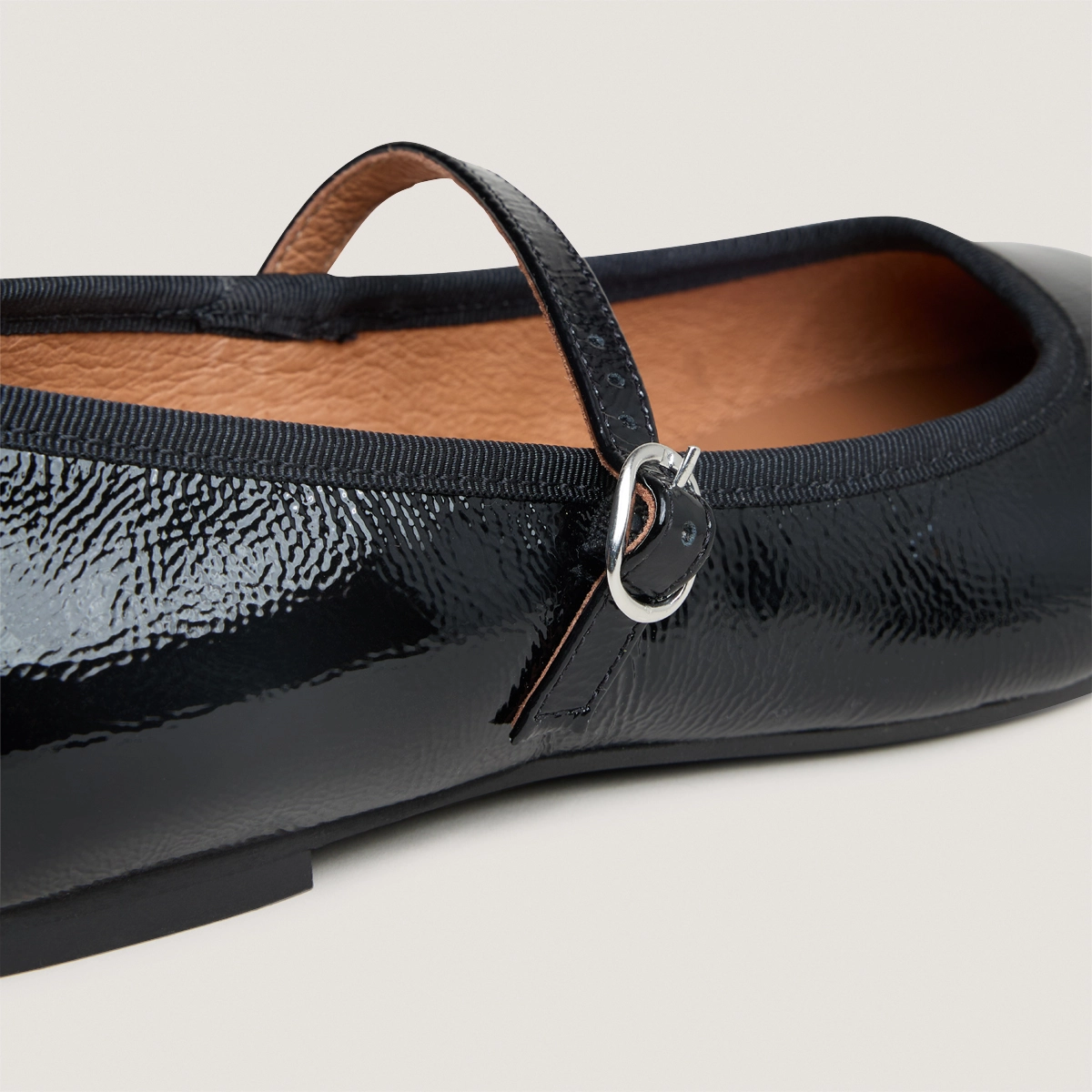 Ballet flats with straps in black pleated patent | DOUCEUR