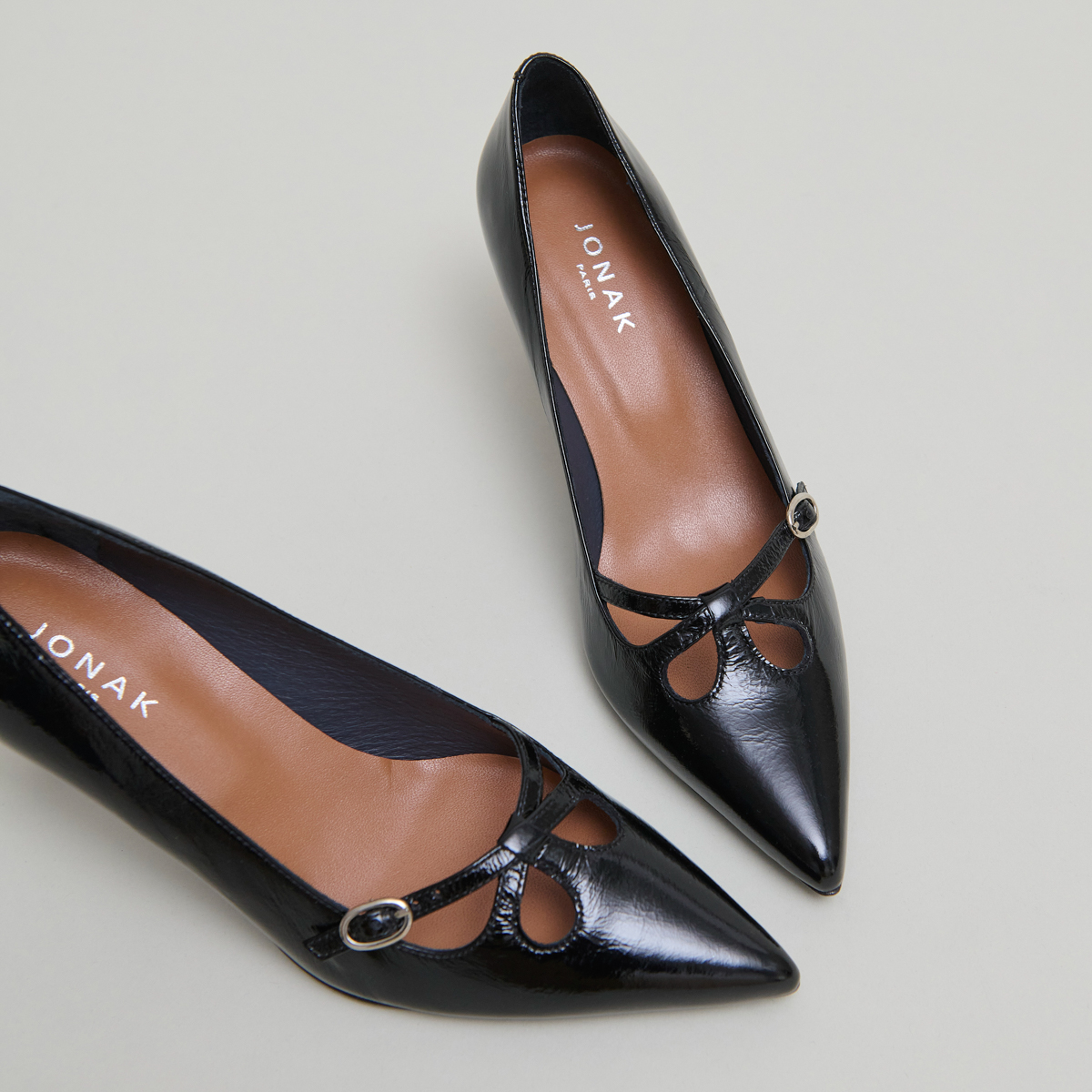 Escarpins à brides croisées in black shiny leather | DOUCHKA