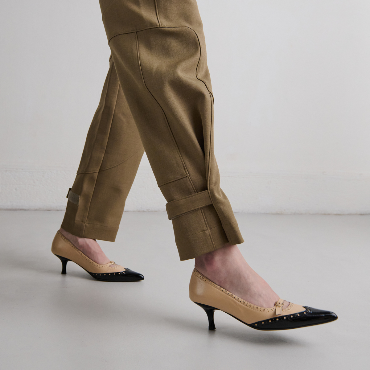 Escarpins à brides et détails perforés..... in black patent and beige leather | DALTA
