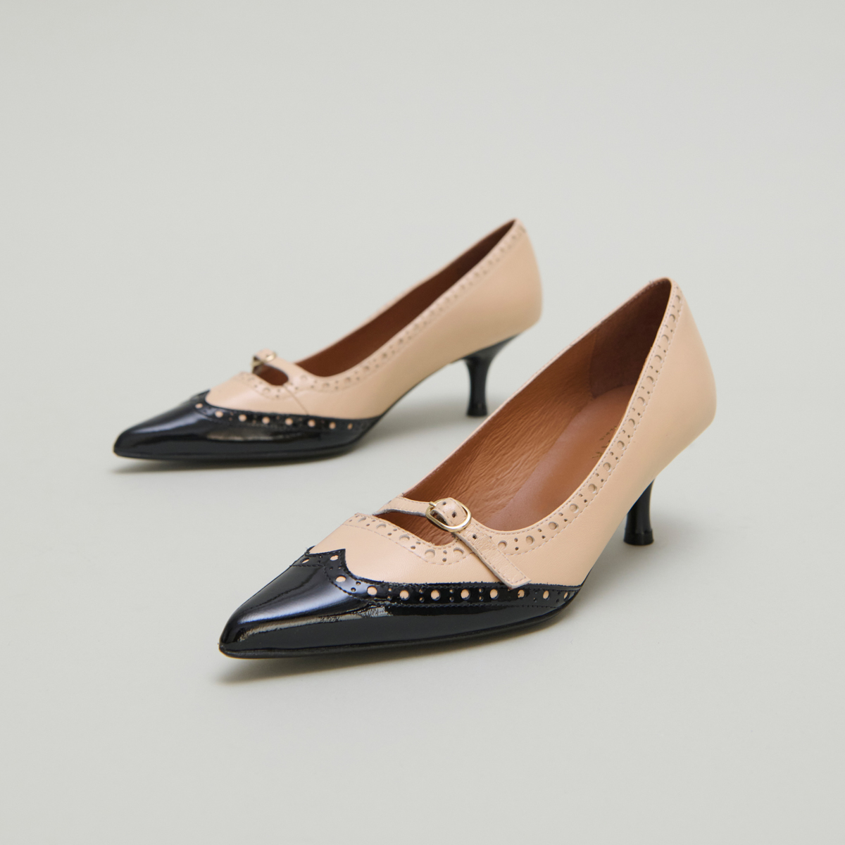 Escarpins à brides et détails perforés..... in black patent and beige leather | DALTA