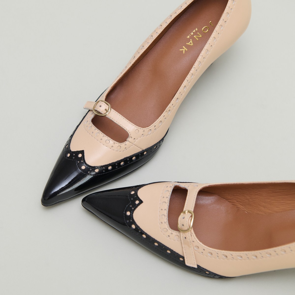 Escarpins à brides et détails perforés..... in black patent and beige leather | DALTA