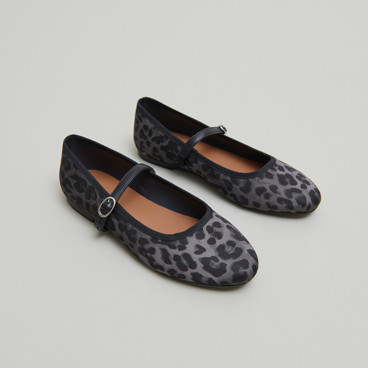 Ballerines à brides in gray leopard textile