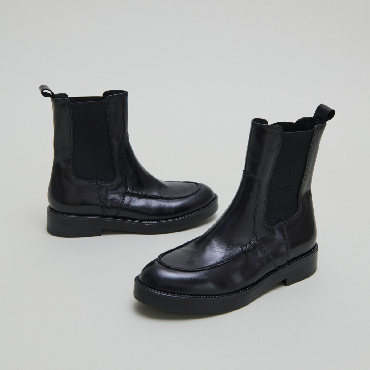 Boots à élastiques larges in black leather | ALLAN