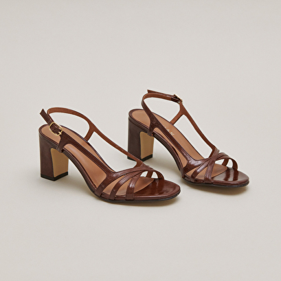 High-heeled sandals in brown shiny leather | vaiana