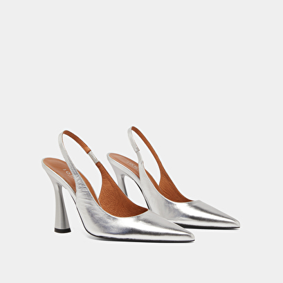 Pointed-toe pumps in silver metallic leather | DRESSY