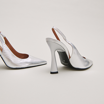 Pointed-toe pumps in silver metallic leather | DRESSY