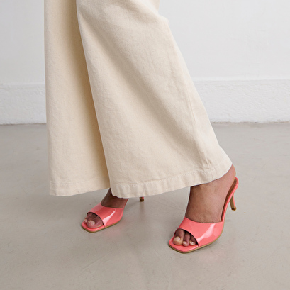 Heeled mules in coral patent | VERTIGO