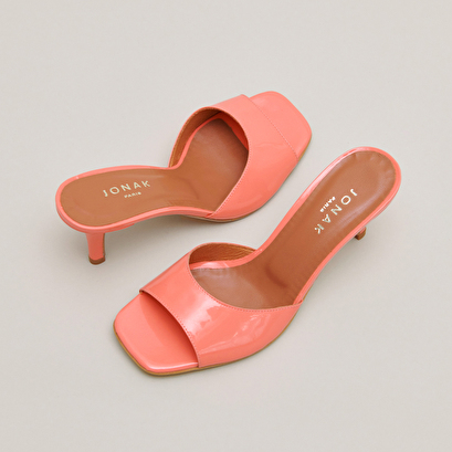 Heeled mules in coral patent | VERTIGO