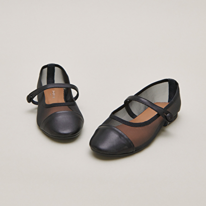 Ballet flats with oval tips and straps in black leather and mesh | DALA