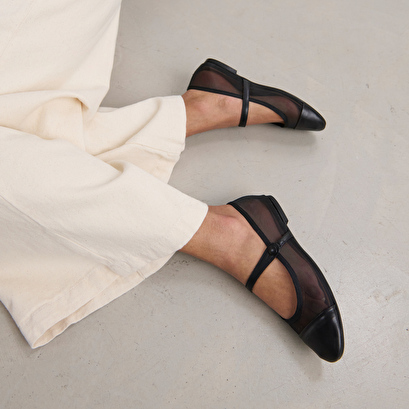 Ballet flats with oval tips and straps in black leather and mesh | DALA