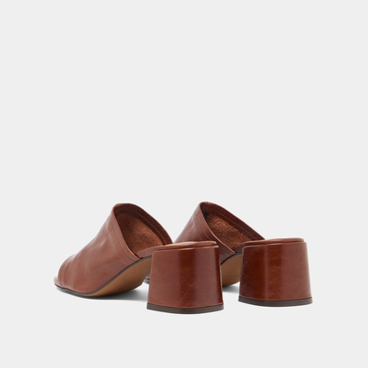 Mules with heels and open toes in brown distressed leather | butterfly