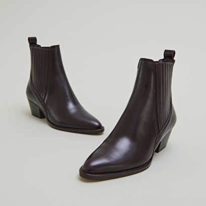 Boots &agrave; petits talons biseaut&eacute;s et &eacute;lastiques in dark brown leather | bailey