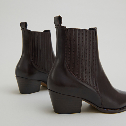 Boots &agrave; petits talons biseaut&eacute;s et &eacute;lastiques in dark brown leather | bailey
