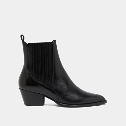Lowboots with small beveled heels and elastics in black leather | bailey