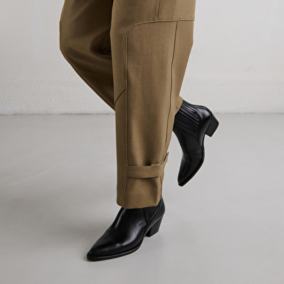 Lowboots with small beveled heels and elastics in black leather | bailey