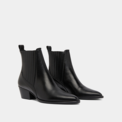 Lowboots with small beveled heels and elastics in black leather | bailey