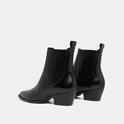 Lowboots with small beveled heels and elastics in black leather | bailey