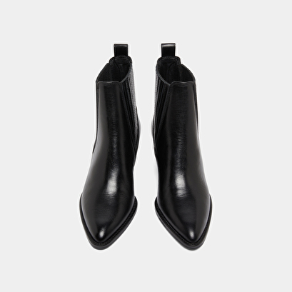 Lowboots with small beveled heels and elastics in black leather | bailey
