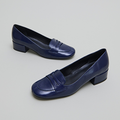 Mocassins &agrave; petits talons in blue pleated patent | bernie
