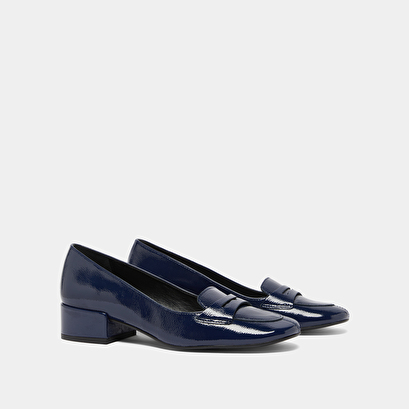 Mocassins &agrave; petits talons in blue pleated patent | bernie