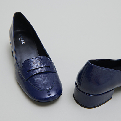 Mocassins &agrave; petits talons in blue pleated patent | bernie