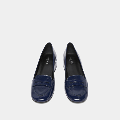 Mocassins &agrave; petits talons in blue pleated patent | bernie