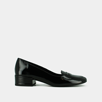 Mocassins &agrave; petits talons in black pleated patent | bernie