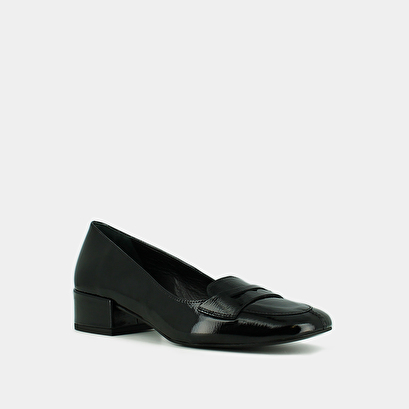 Mocassins &agrave; petits talons in black pleated patent | bernie