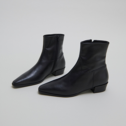 Boots &agrave; bouts pointus in black leather | pacha