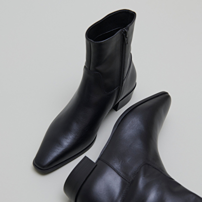 Boots &agrave; bouts pointus in black leather | pacha
