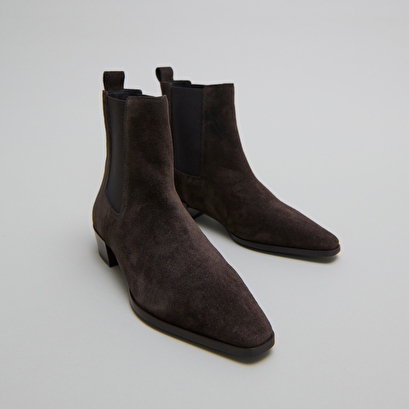 Boots with slight beveled heels and pointed toes in dark brown suede | papaye