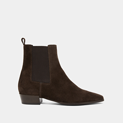 Boots with slight beveled heels and pointed toes in dark brown suede | papaye