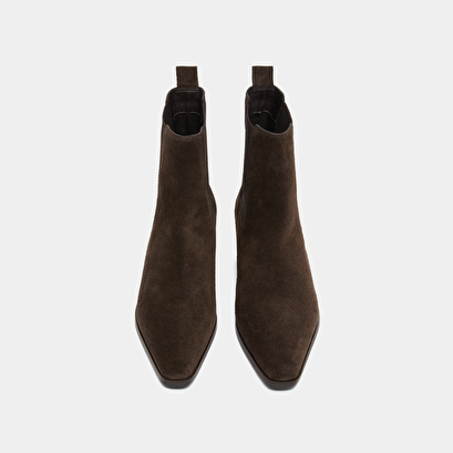 Boots with slight beveled heels and pointed toes in dark brown suede | papaye