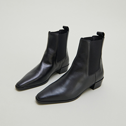 Boots with slight beveled heels and pointed toes in black leather | papaye