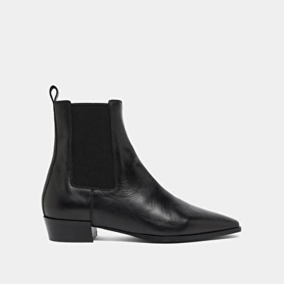 Boots with slight beveled heels and pointed toes in black leather | papaye