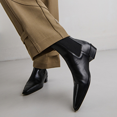 Boots with slight beveled heels and pointed toes in black leather | papaye